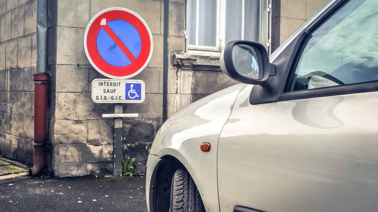 panneau de stationnement personne à mobilité réduite