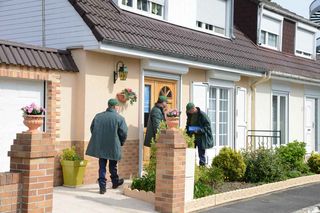 la brigade verte devant une maison - Agrandir l'image, .JPG 87 Ko (fenêtre modale)