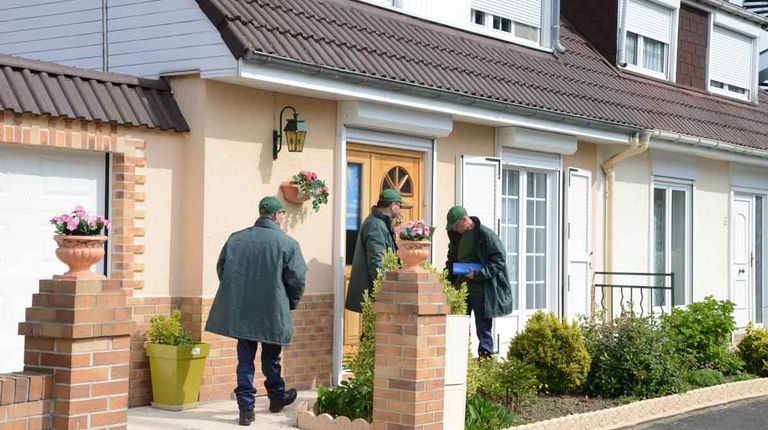 la brigade verte devant une maison