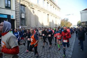 Des coureurs prennent le départ d'une course à Béthune. 