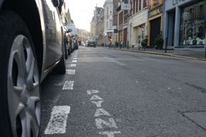 Une voiture stationnée sur une place payante