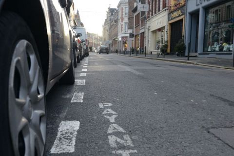 Une voiture stationnée sur une place payante