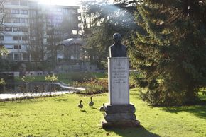 une statue dans le jardin public