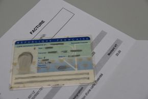 Une carte d'identité posée sur une facture