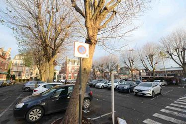 Un parking avec un panneau d'entrée en zone bleue