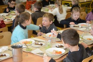 les enfants à la cantine - Agrandir l'image, .JPG 97 Ko (fenêtre modale)