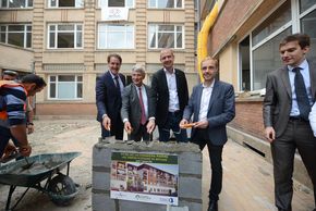 Des élus posent la première pierre d'une résidence en construction. 