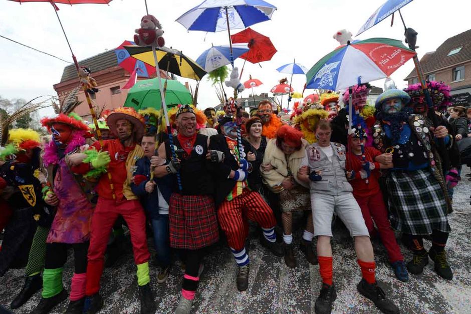 Des carnavaleux défilent à Béthune