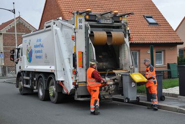 les rippeurs entrain de vider les poubelles dans le camion poubelle